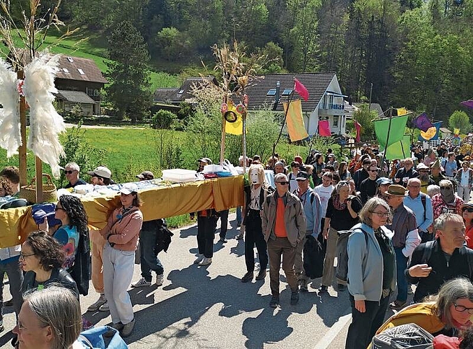 Die Prozession schlängelte sich durch die Juralandschaft bis zum Kloster.