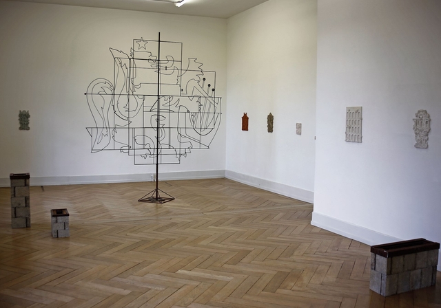 Die Skulptur «Antèna 1» präsentiert sich imposant in Saal 4. 