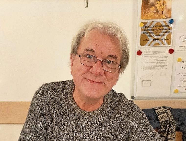 Hanspeter Gautschin beim Signierenseines neuen Buchs. Foto: P. Aenishänslin