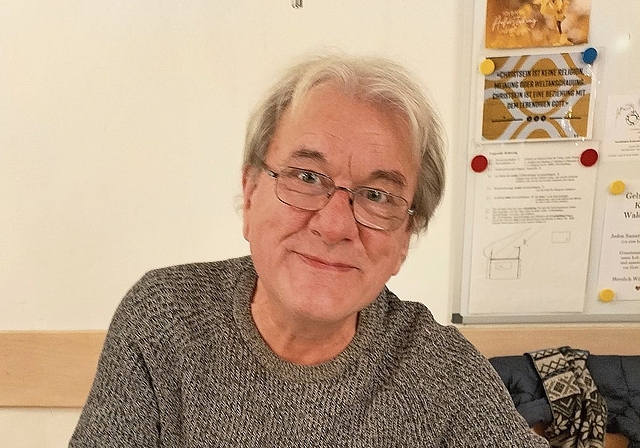 Hanspeter Gautschin beim Signierenseines neuen Buchs. Foto: P. Aenishänslin