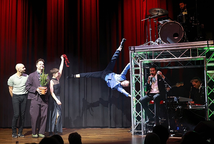 Die Künstler präsentieren sich. Die Künstler präsentieren sich.