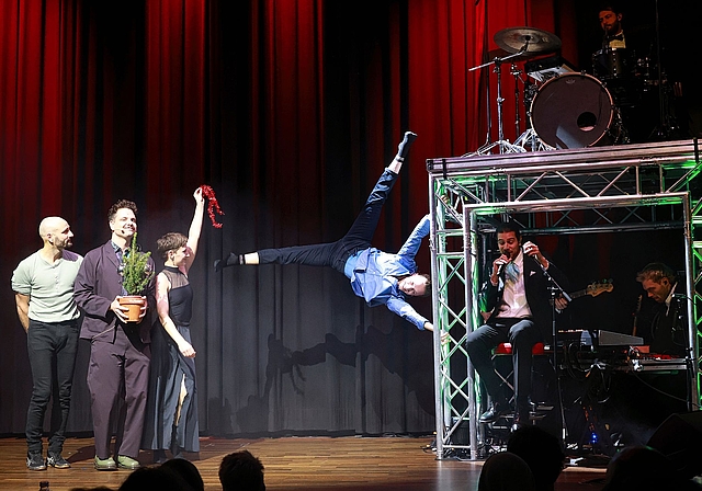 Die Künstler präsentieren sich.