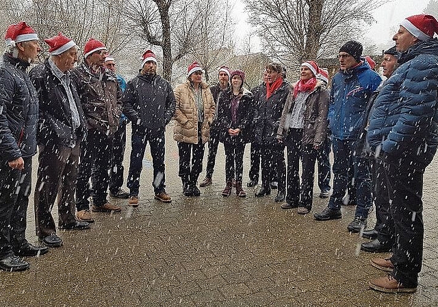 Der Jodlerklub Bretzwil sang sich mit dem herrlichen Glogge-Jodel in die Herzen der Weihnachtsmarktbesucher.Fotos: U. Roth