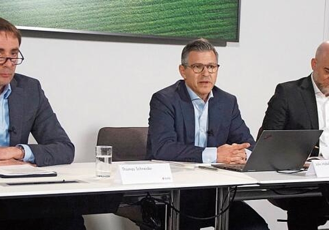 Bankratspräsident Thomas Schneider, John Häfelfinger, Präsident der Geschäftsleitung und Finanzchef Luca Perftoldi (v. l.).  Foto: O. Graf