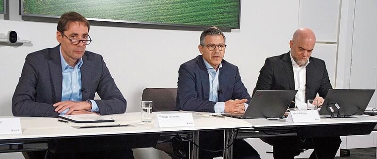 Bankratspräsident Thomas Schneider, John Häfelfinger, Präsident der Geschäftsleitung und Finanzchef Luca Perftoldi (v. l.).  Foto: O. Graf