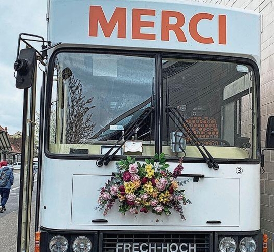 «Merci Bus» mit dem Frech-Hoch-Logo.
