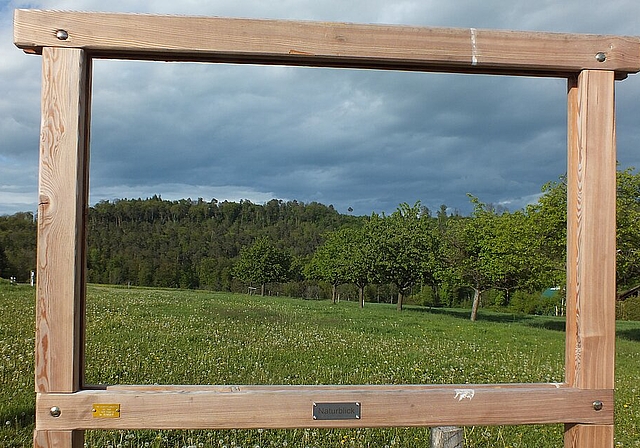 Durch den Bilderrahmen kann man die wundervolle Landschaft in und um Ramlinsburg geniessen. Fotos: W. Wenger
