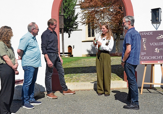 Laura Siebold (im weissen Hemd) hatte für ihre Projektgruppenmitglieder ein flüssiges Geschenk mitgebracht. Foto: S. van Riemsdijk