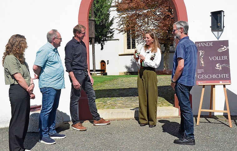 Laura Siebold (im weissen Hemd) hatte für ihre Projektgruppenmitglieder ein flüssiges Geschenk mitgebracht. Foto: S. van Riemsdijk