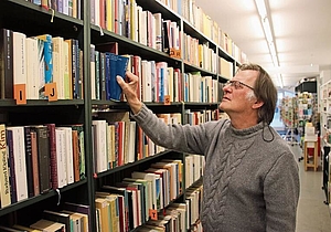 Peter Graf weiss, wo vergessene oder zu wenig beachtete Bücher-Perlen zu finden sind. Foto: m. Schaffner