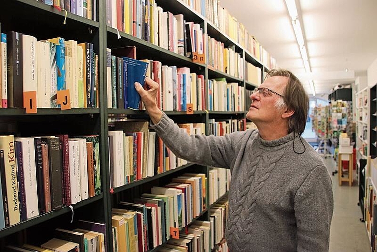 Peter Graf weiss, wo vergessene oder zu wenig beachtete Bücher-Perlen zu finden sind. Foto: m. Schaffner