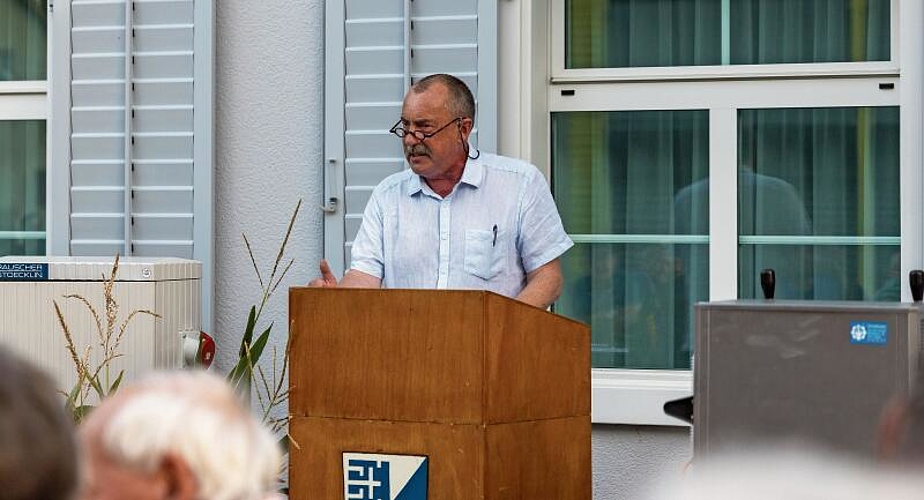 Kulturhistoriker Rémy Suter nahm die Gemeinde auf eine Reise durch die Baselbieter Geschichte mit.