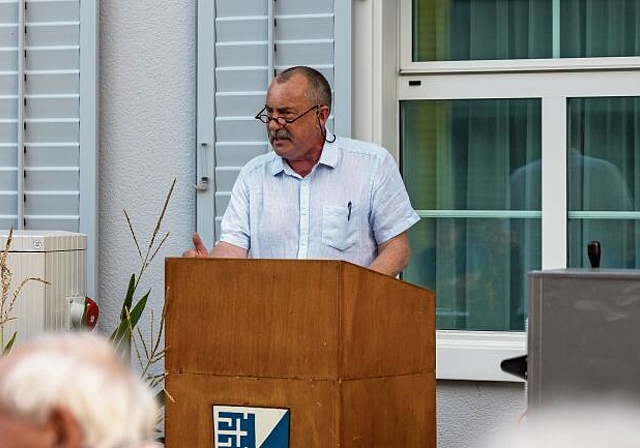 Kulturhistoriker Rémy Suter nahm die Gemeinde auf eine Reise durch die Baselbieter Geschichte mit.