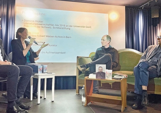 Rea Köppel mit Matthias Fischer (l.), Kunsthistoriker und Kurator, Lukas Gloor (3. v. l.), Leiter des Robert-Walser-Archivs in Bern, und Dominik Müller, Präsident der Schillerstiftung, emerit. Maître d’enseignement et de recherche an der Univer