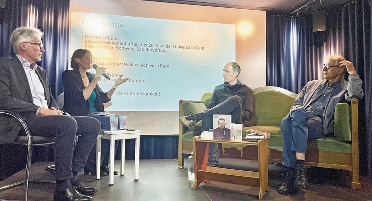 Rea Köppel mit Matthias Fischer (l.), Kunsthistoriker und Kurator, Lukas Gloor (3. v. l.), Leiter des Robert-Walser-Archivs in Bern, und Dominik Müller, Präsident der Schillerstiftung, emerit. Maître d’enseignement et de recherche an der Univer