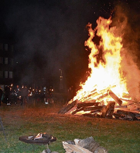 Das grosse funkelnde Fasnachtsfeuer bildete das Ende des kurzen Umzugs.