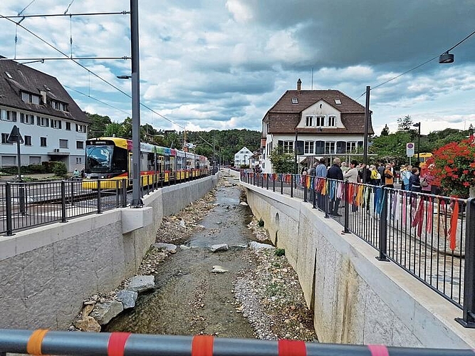 Das neue Bachbett und rechts die neue Dorfgasse. Fotos: U. Roth