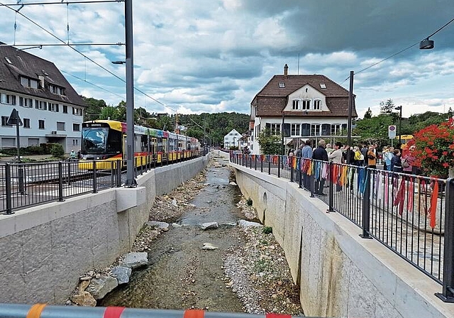 Das neue Bachbett und rechts die neue Dorfgasse. Fotos: U. Roth