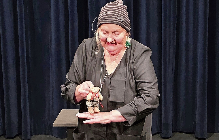 Margrit Gysin erzählt eine Geschichte über Winnie Puim Kulturtheater Palazzo.Foto: U. Roth