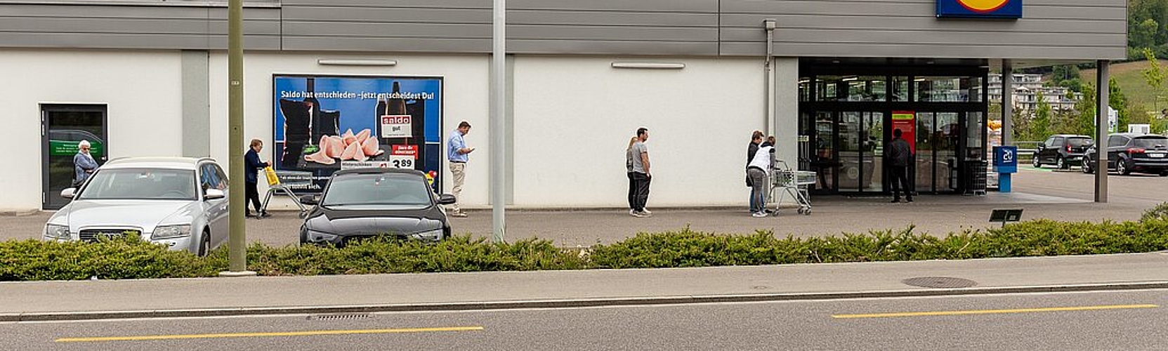 Tägliches Anstehen für Lebensmittel unter Einhaltung des Abstandes. Fotos: Michael Herrmann
