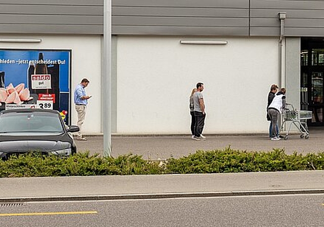 Tägliches Anstehen für Lebensmittel unter Einhaltung des Abstandes. Fotos: Michael Herrmann
