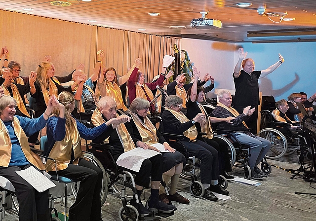 Freudiges Jubeln, die Sing- und Spielbegeisterten sind am Schluss ihrer Aufführung angekommen. Ganz rechts stehend Projektleiter Richard Geppert. Foto: U. Roth