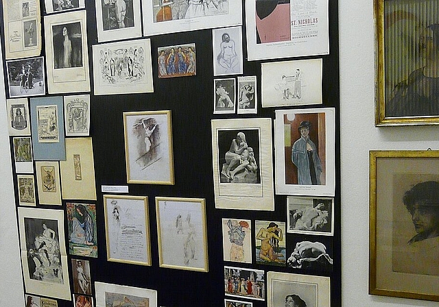 Auf einer Tafel sind Frauenbilder seiner Zeit, etwa aus der Werbung, oder der Kunst, aufgepinnt. Fotos: A. Jegge
