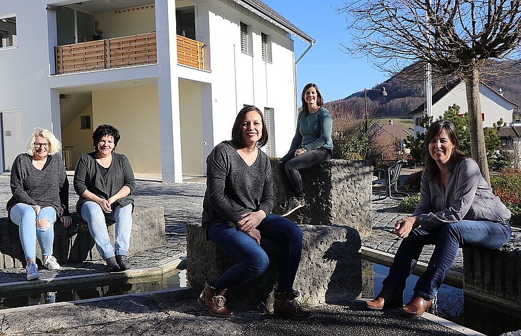 Der Vorstand des Frauenvereins auf dem Brunnen vor der Gemeindeverwaltung: Janine Colella, Simone Weber, Andrea Ammann, Katja Hersberger, Jeanette Köfer (v.l.). Foto: M. Schaffner