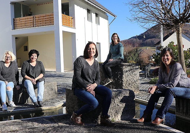 Der Vorstand des Frauenvereins auf dem Brunnen vor der Gemeindeverwaltung: Janine Colella, Simone Weber, Andrea Ammann, Katja Hersberger, Jeanette Köfer (v.l.). Foto: M. Schaffner