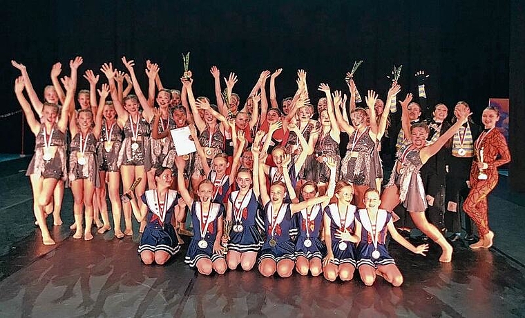 Die stolzen Siegerinnen der Showdance-Schweizermeisterschaft in Bern. Foto: zvg