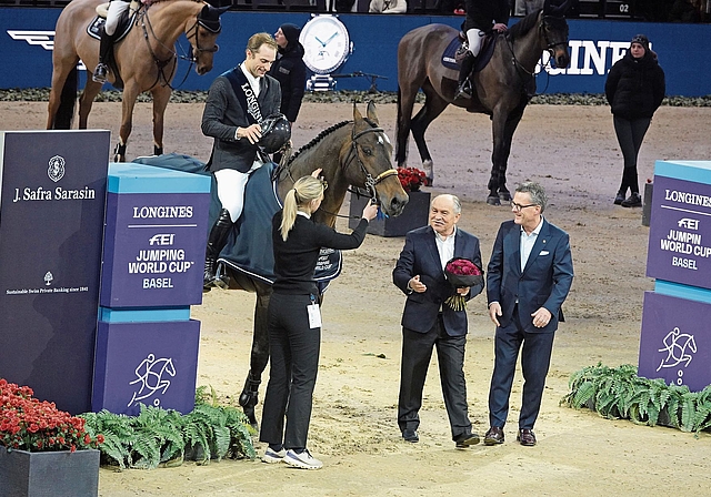 Die Siegerehrung von Richard Vogel durch Thomas Straumann und Christoph Socin, Präsident und Vizepräsident des Longines CHI Classics Basel (v. l.).
