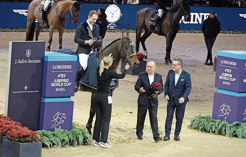 Die Siegerehrung von Richard Vogel durch Thomas Straumann und Christoph Socin, Präsident und Vizepräsident des Longines CHI Classics Basel (v. l.). Die Siegerehrung von Richard Vogel durch Thomas Straumann und Christoph Socin, Präsident und Vizepräsident des Longines CHI Classics Basel (v. l.).