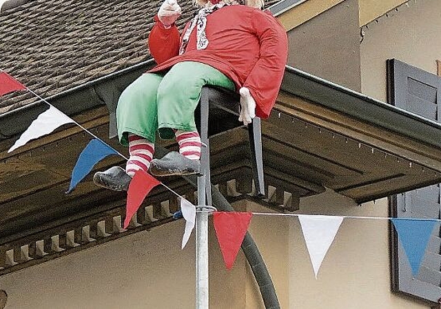 Ein ausgestopfter «Fasnächtler» wacht über das Fasnachtsgeschehen in Gelterkinden.
