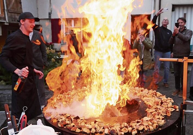 Gekocht wurde am offenen Feuer. Fotos: B. Eglin