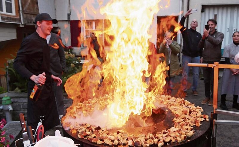 Gekocht wurde am offenen Feuer. Fotos: B. Eglin