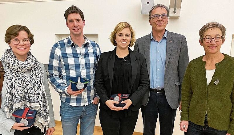 Die Politikerinnen und Politiker Pascale Meschberger, Reto Tschudin, Miriam Locher, Roger Ballmer und Erika Eichenberger (v. l.) beantworteten die Fragen des Publikums und der Organisatorinnen kompetent und offen. Foto: W. Wenger