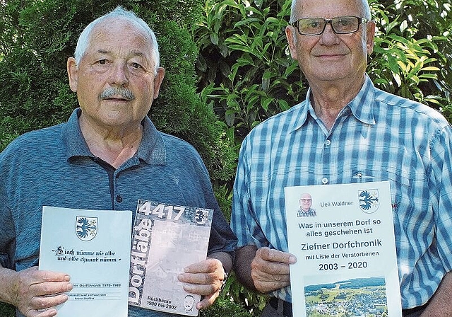 Franz Stohler (links) und Ueli Waldner (rechts) sind die Autoren/Redaktoren der Ziefner Dorfchroniken.Fotos: W. Wenger