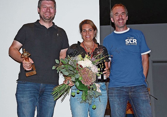 Filmproduzent Remo Suter mit Oscar, Präsidentin Fabienne Ballmer und Christoph Ab