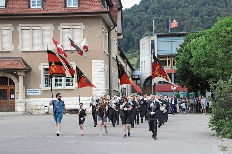 Eine Fahnendelegation führte den Festumzug an.