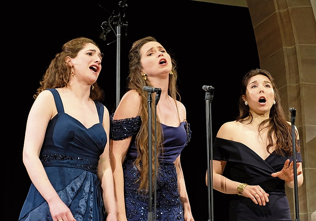 Geselliges Trio in Hochform: Shira Patchornik, Hélène Walter und Sara Gouzy (v. l.).Foto: T. Brunnschweiler