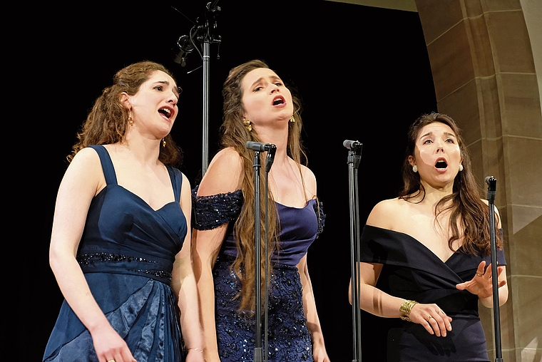 Geselliges Trio in Hochform: Shira Patchornik, Hélène Walter und Sara Gouzy (v. l.).Foto: T. Brunnschweiler