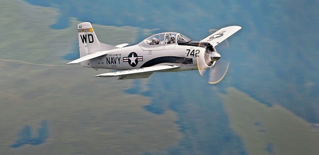 Der Oberbaselbieter Pilot Michael Weber aus Lupsingen flog mit der T-28-Troyan ums Stanserhorn.Fotos: Nils Wälti
