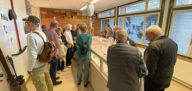 Die Vernissage war gut besucht. Fotos: W. Wenger