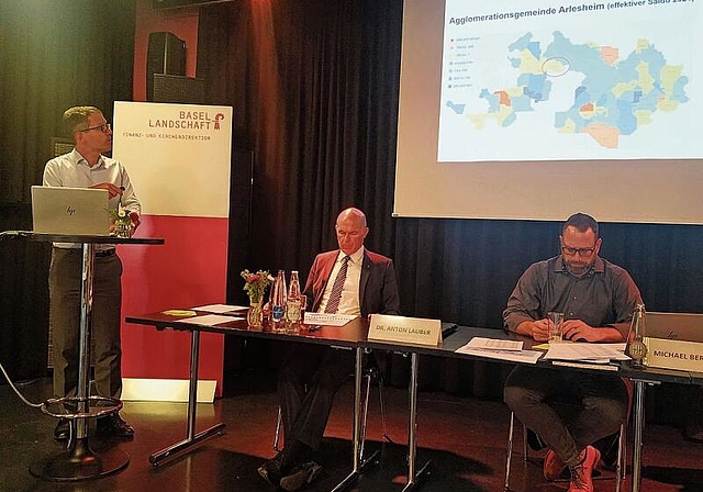 Markus Eigenmann, Anton Lauber und Michael Bertschi (v. l.) informierten über die Rechnungsabschlüsse der Baselbieter Gemeinden.Foto: S. van Riemsdijk