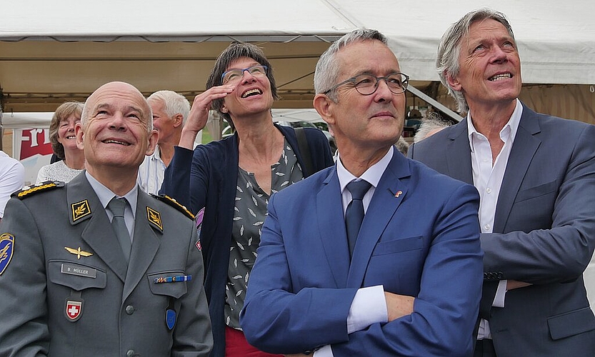 Divisionär Müller, Regierungsrat Weber und Gemeinderat Herzig warten vergebens auf die Patrouille Suisse.
