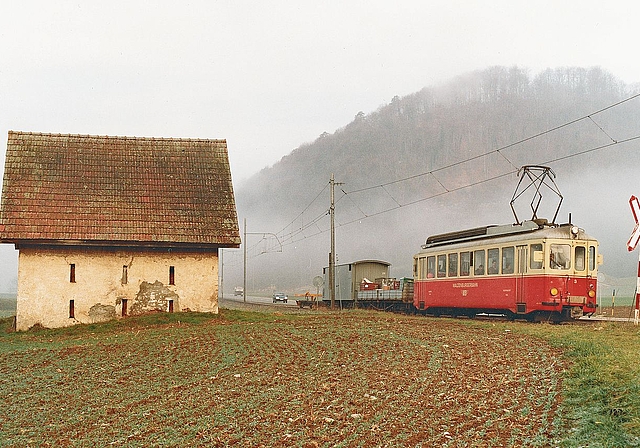 Triebwagen Nr. 3 zieht im Herbst 1984 einen Güterzug Richtung Waldenburg. Foto: Christian Zellweger