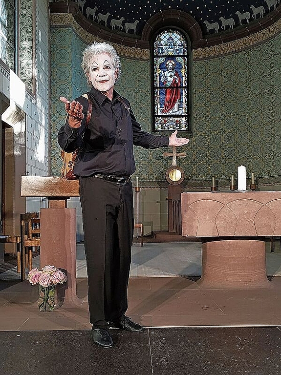 Die Pantomime-Predigt von Christoph Schwager verblüffte mit Einfachheit in den Handlungen.Foto: S. van Riemsdijk