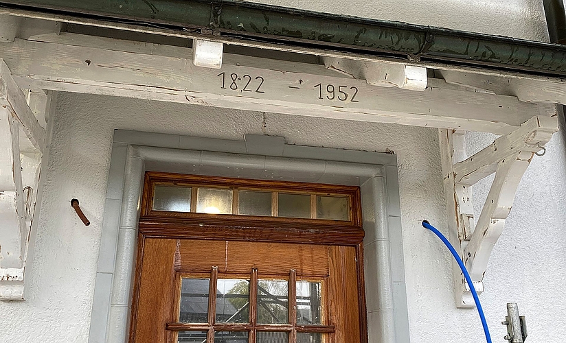 Der ehemalige Eingang zum Gebäude mit der Jahreszahl des Baus im Jahr 1822 und jedem einer Sanierung im Jahre 1952.Fotos: W. Wenger