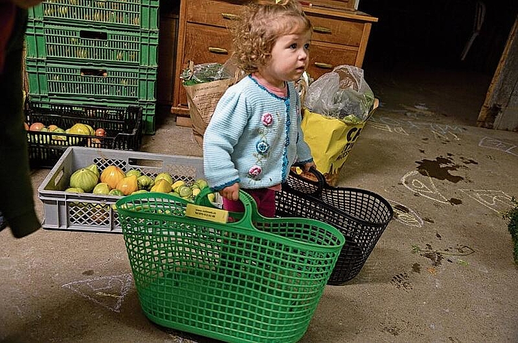 Kira, die nächste Generation wird sich mit Gemüse versorgen. Fotos: E. Gysin