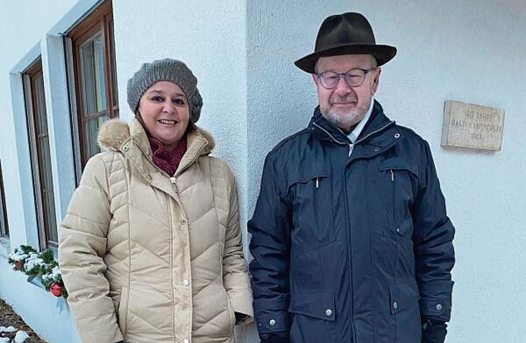 Gemeindepräsidentin Andrea Kaufmann mit Stephan Schneider, einem der «treibenden Kräfte» hinter dem nunmehr erfolgreich abgeschlossenen Projekt. Foto: W. Wenger